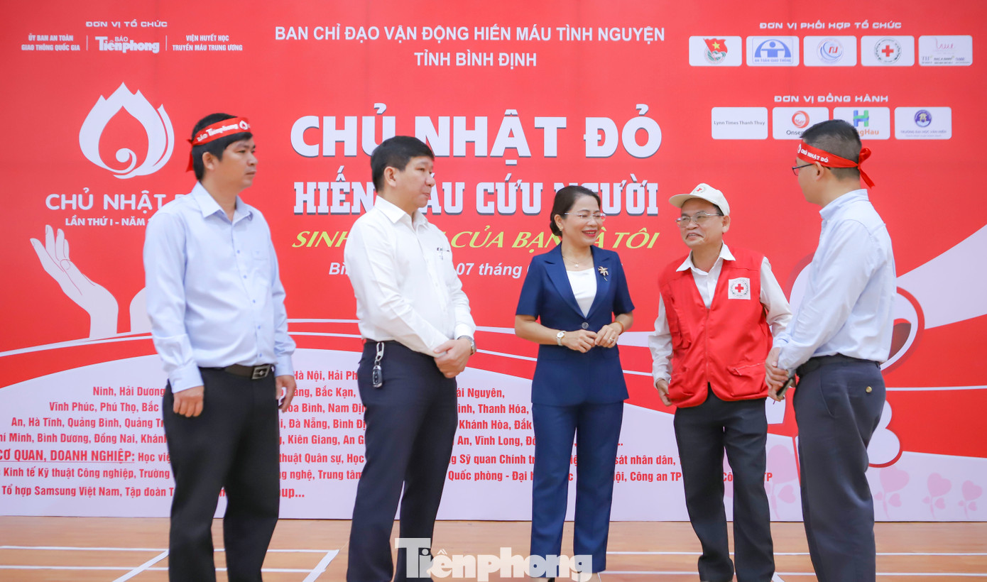 Tham dự chương trình có bà Nguyễn Thị Phong Vũ – Trưởng ban Dân vận Tỉnh ủy, Chủ tịch Ủy ban MTTQ Việt Nam tỉnh Bình Định; ông Hà Văn Cát - Chủ tịch Hội Chữ thập Đỏ tỉnh; anh Nguyễn Thành Trung – Bí thư Tỉnh Đoàn; đại diện lãnh đạo Ban ATGT tỉnh, Trường ĐH Quy Nhơn, Bệnh viện Đa khoa tỉnh – Sở Y tế Bình Định. Về phía báo Tiền Phong có sự tham dự của nhà báo Lê Minh Tuấn - Phó Chủ tịch Công đoàn Cơ quan T.Ư Đoàn; Đảng ủy viên - Chủ tịch Công đoàn - Phó Trưởng ban Thời sự - Chính trị. Ảnh: Trương Định