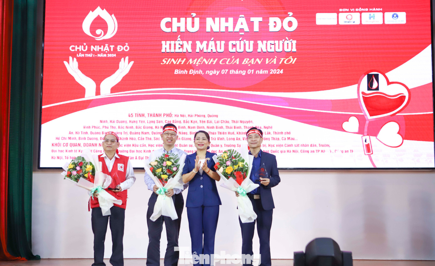 Bà Nguyễn Thị Phong Vũ tặng hoa cho đơn vị tổ chức.