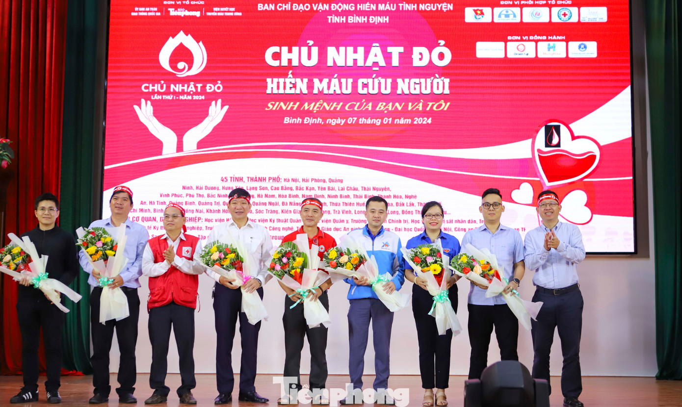 Ban Tổ chức tặng hoa cho các đơn vị phối hợp. Ảnh: Trương Định