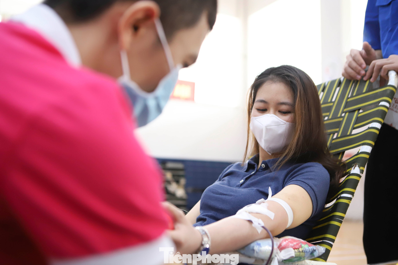 Bạn Nguyễn Thị Thanh Phương (19 tuổi, sinh viên Trường ĐH Quy Nhơn) chia sẻ, đây là lần thứ 3 tham gia hiến máu. Bản thân bạn rất thích tham gia các hoạt động xã hội, nên không bỏ lỡ cơ hội tham gia Chủ Nhật Đỏ, góp phần lan tỏa đến nhiều bạn trẻ về ý nghĩa của chương trình. Ảnh: Trương Định