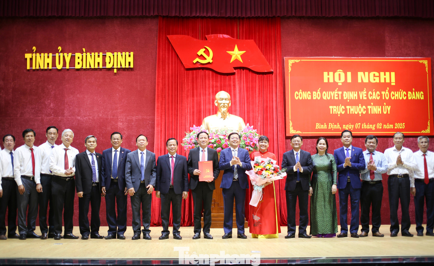 Bí thư Hồ Quốc Dũng chúc mừng BCH Đảng bộ UBND tỉnh Bình Định. Ảnh: Trương Định