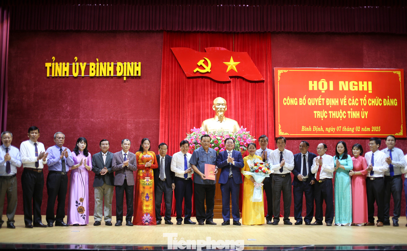 Bí thư Tỉnh ủy Bình Định Hồ Quốc Dũng chúc mừng BCH Đảng bộ các cơ quan Đảng tỉnh. Ảnh: Trương Định