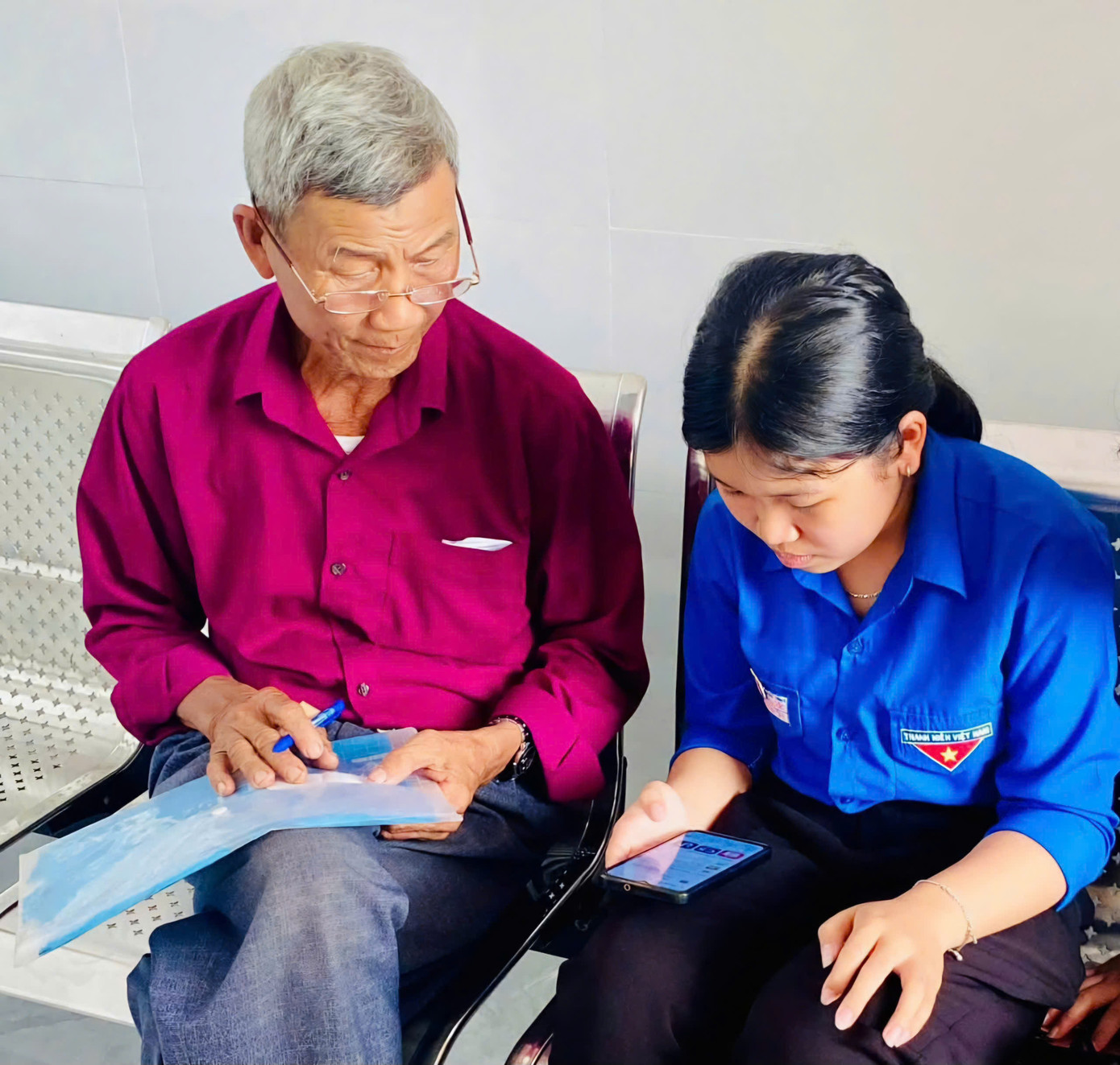 Hoạt động của tuổi trẻ Gia Lai trong những ngày đầu chính quyền xã, phường mới đi vào hoạt động không chỉ thể hiện tinh thần xung kích, sáng tạo, mà còn góp phần quan trọng trong việc nâng cao chất lượng dịch vụ hành chính công, tạo sự gắn kết giữa chính quyền với người dân.