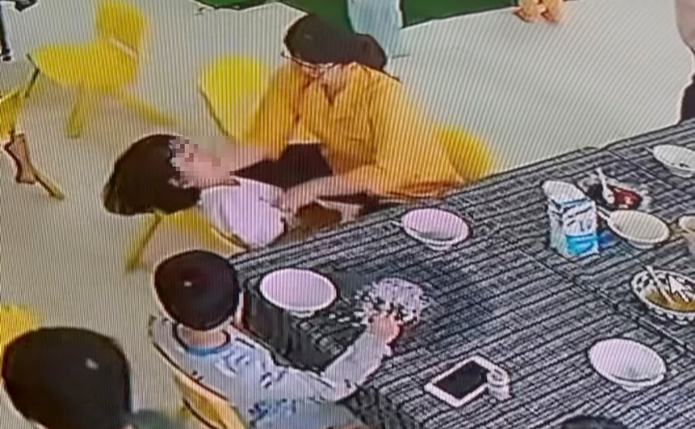 Clip được đăng tải trên mạng xã hội, kèm thông tin 'tố' cô giáo có hành vi đánh trẻ. Ảnh cắt từ clip