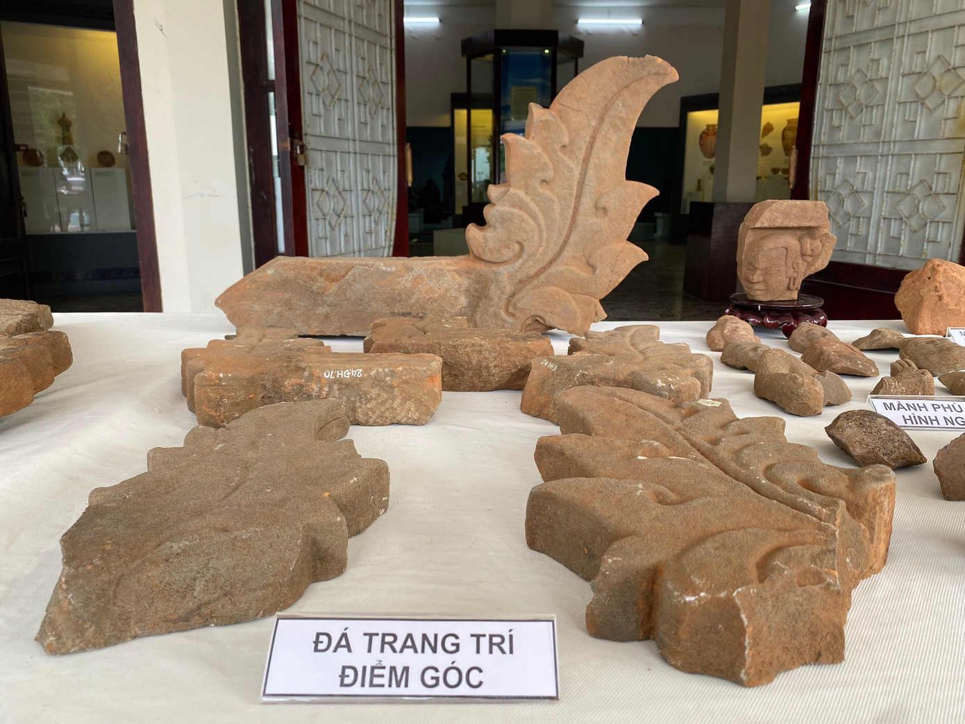 Những hiện vật được phát hiện sau khi khai quật. Ảnh: Đ.X. Những hiện vật được phát hiện sau khi khai quật. Ảnh: Đ.X.