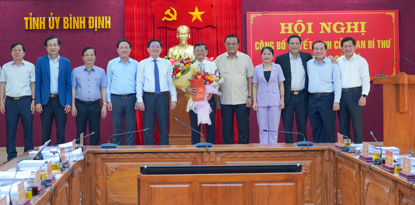 Ban Thường vụ Tỉnh ủy Bình Định tặng hoa chúc mừng ông Nguyễn Tự Công Hoàng. Ảnh: A.M Ban Thường vụ Tỉnh ủy Bình Định tặng hoa chúc mừng ông Nguyễn Tự Công Hoàng. Ảnh: A.M