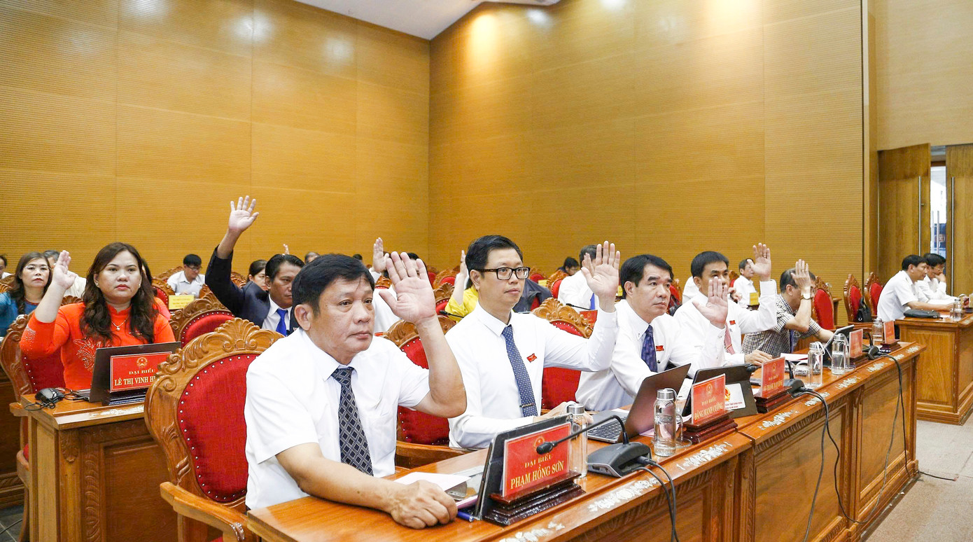 Các đại biểu HĐND tỉnh Bình Định thông qua nội dung chương trình kỳ họp.