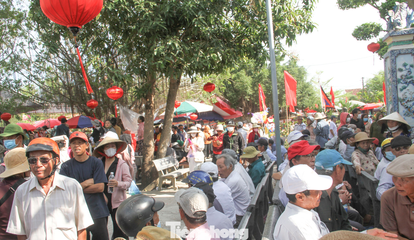 Người dân đi lễ hội Chùa Bà - Cảng thị Nước Mặn ở Bình Định. Ảnh: Trương Định. Người dân đi lễ hội Chùa Bà - Cảng thị Nước Mặn ở Bình Định. Ảnh: Trương Định.