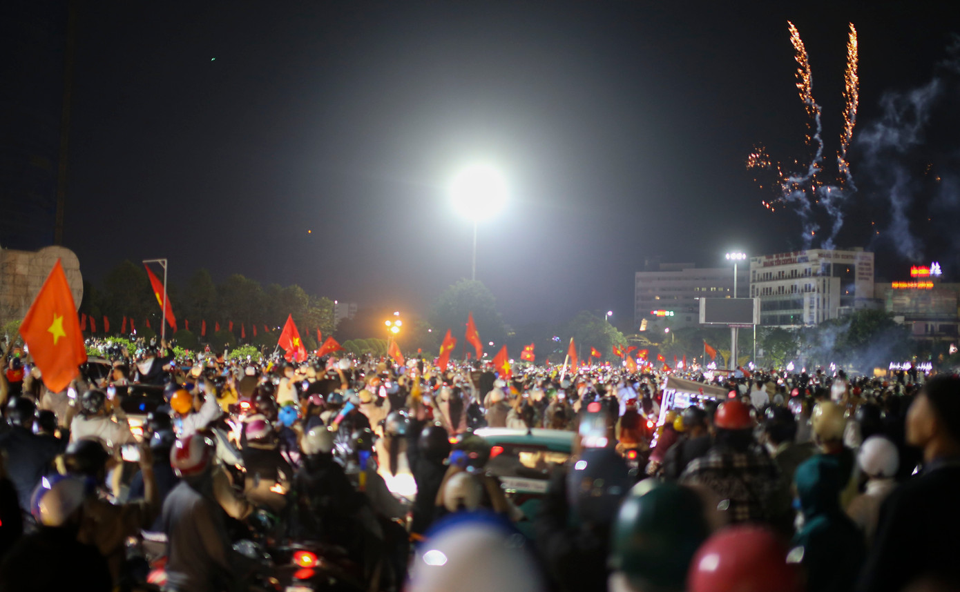 Quảng trường trung tâm TP. Quy Nhơn chật kín người. Ảnh: Trương Định