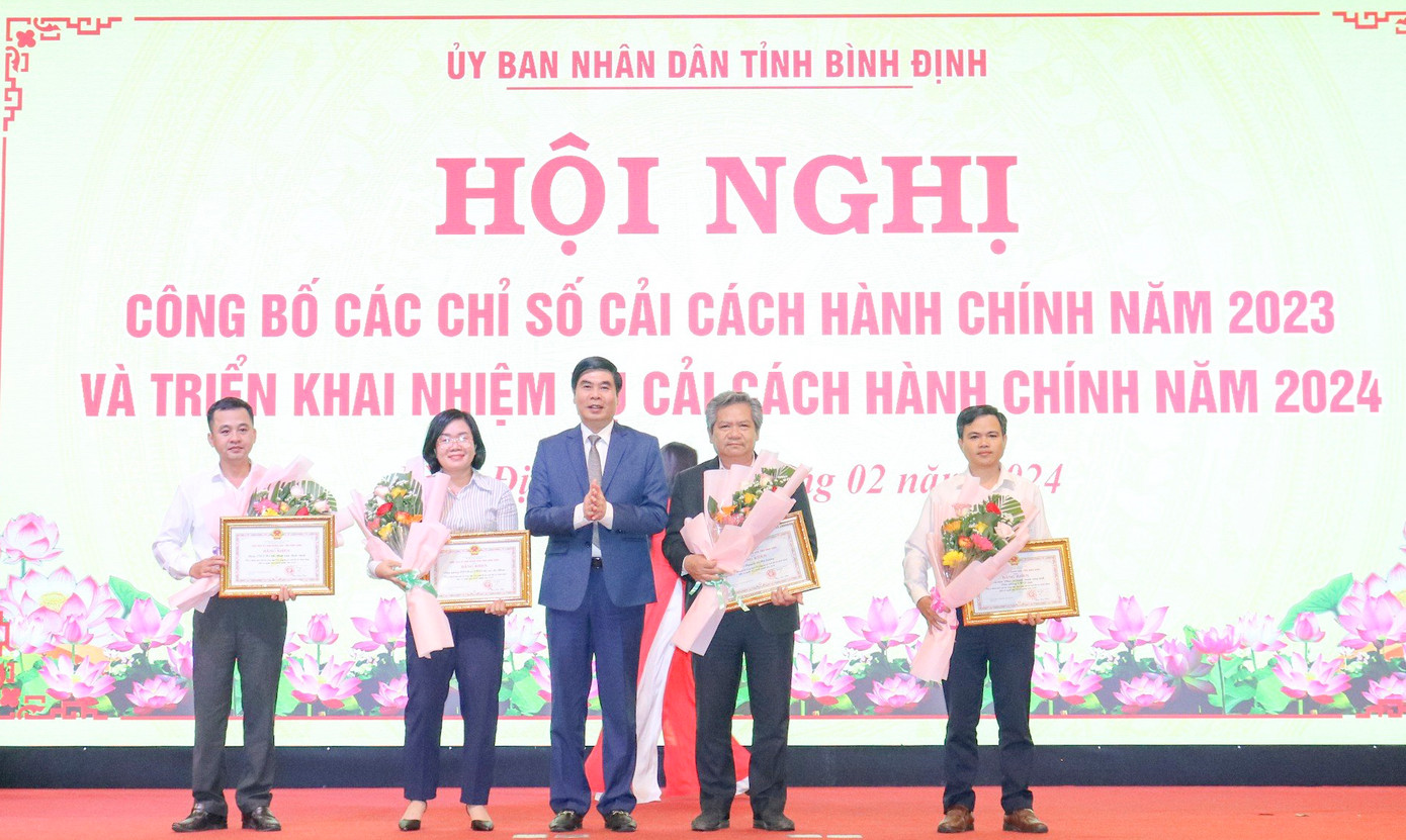 Ông Lâm Hải Giang trao bằng khen tặng các tập thể, cá nhân có thành tích. Ảnh: CTTĐT Bình Định