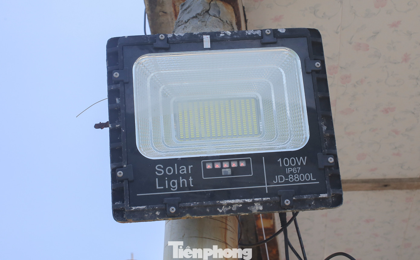 Ngoài ra, sẽ xây dựng bến thuyền, đường dạo bộ, mái che, hệ thống ghế ngồi nghỉ; lắp đặt hệ thống điện mặt trời diện tích 30 m2 và pin trữ phục vụ chiếu sáng với công suất lưu trữ 12KW; lắp đặt bồn chứa nước 3.000 lít và 1 thuyền chở nước phục vụ cho tháp. Ảnh: Trương Định.