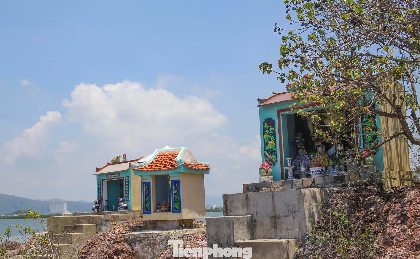 Các miếu thờ nằm xung quanh. Ảnh: Trương Định.