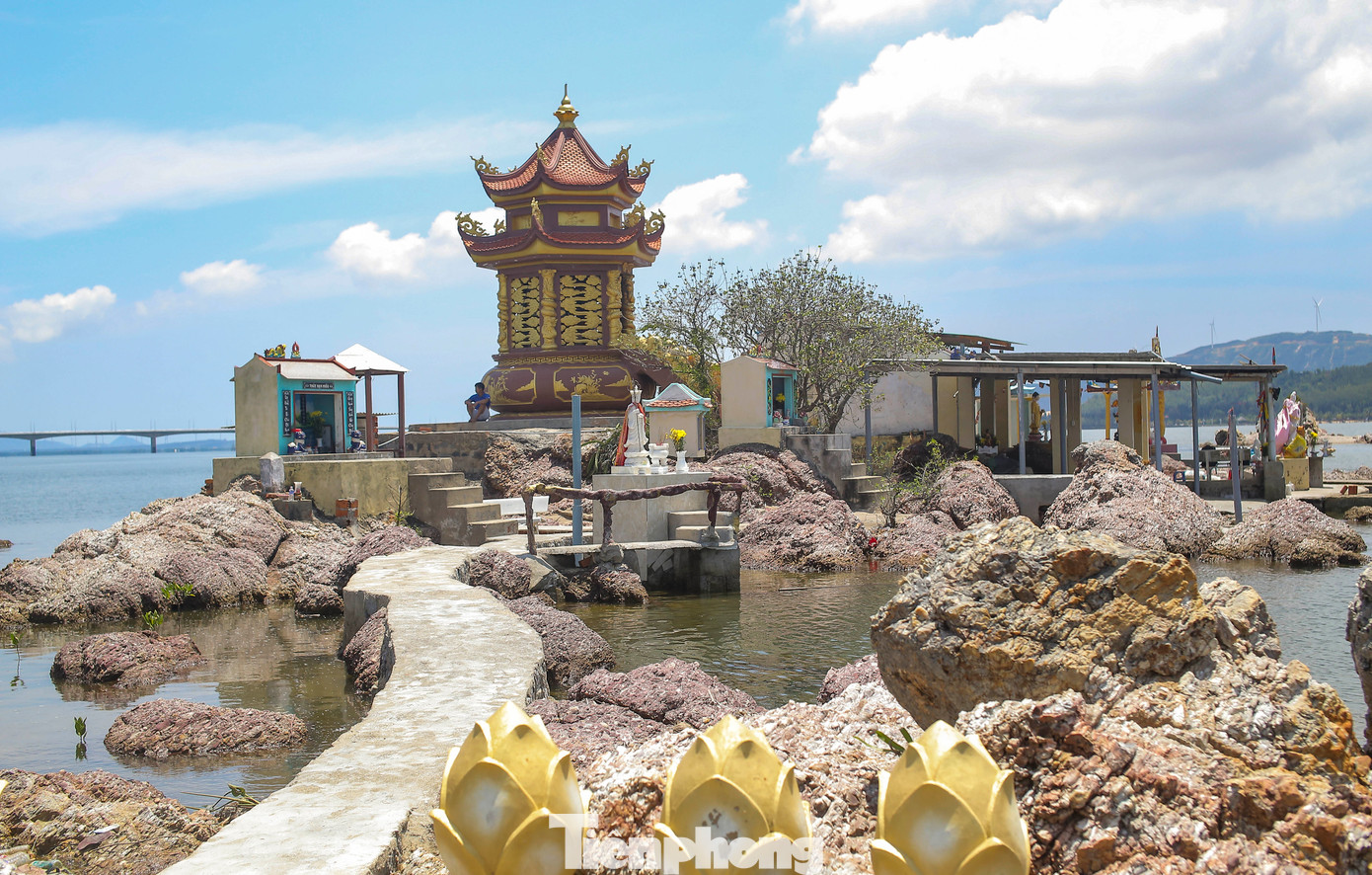 Trên bãi đá này có một số công trình tâm linh nơi người dân thờ cúng, gồm tòa tháp chính và xung quanh là những miếu thờ các vị thần. Ảnh: Trương Định.