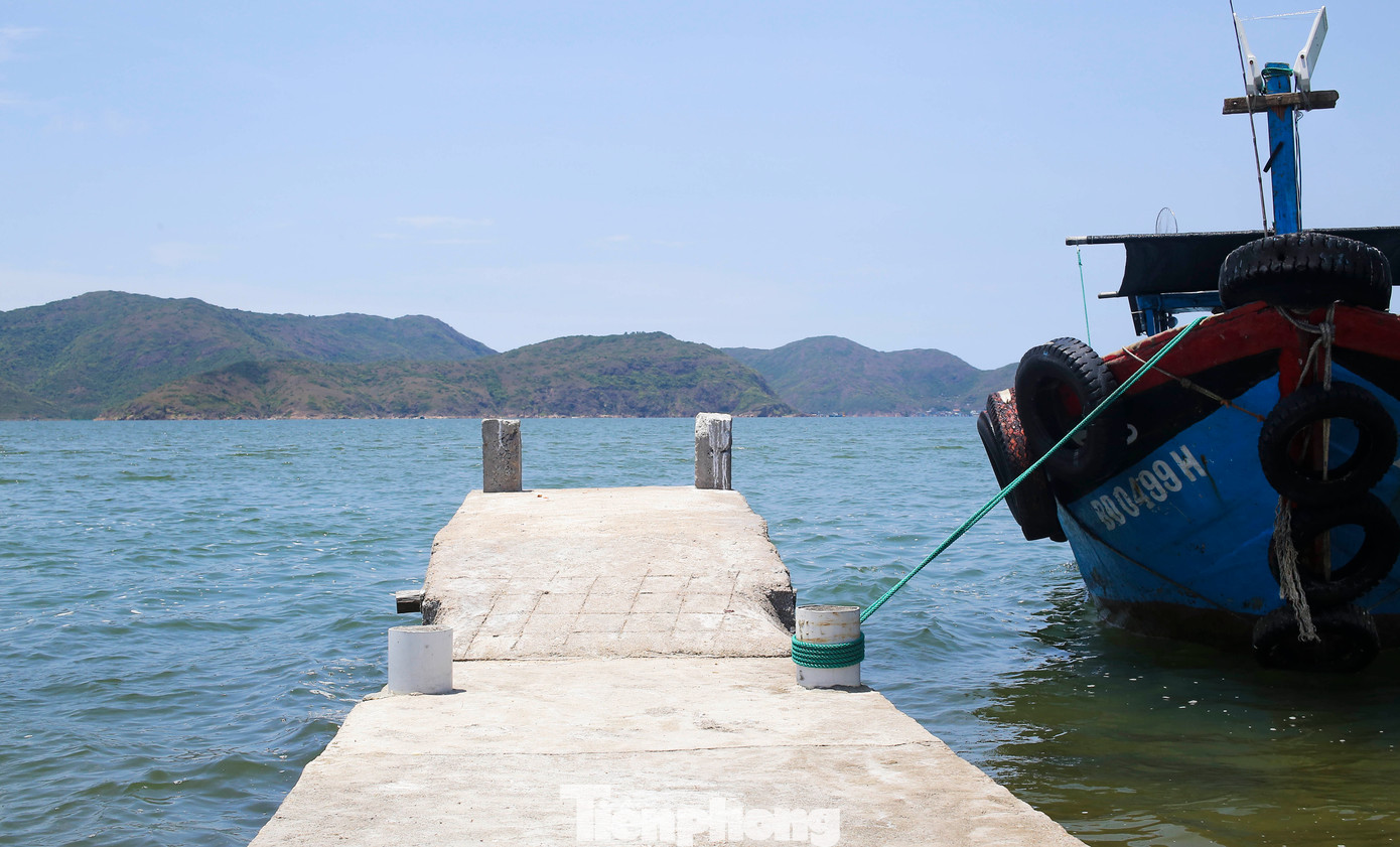 Theo người lái thuyền, ngôi tháp được người dân xây dựng lên từ lâu. Trong ảnh là bến cập ghe, thuyền để lên tháp. Ảnh: Trương Định.