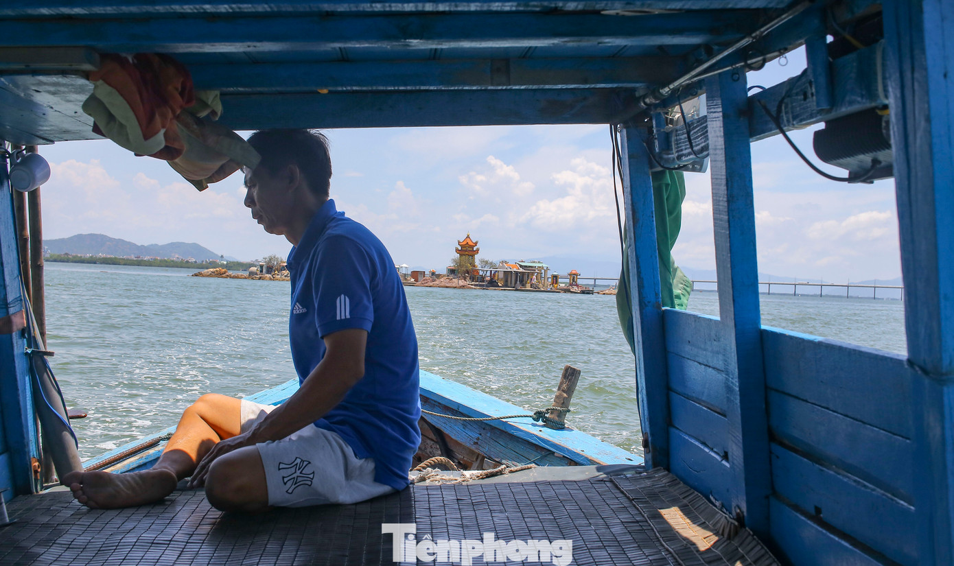 Nhìn từ xa, có một cụm đá nổi lên giữa đầm Thị Nại, đây cũng chính là vị trí của ngôi tháp có tên tháp Thầy Bói. Từ cảng cá Quy Nhơn, PV Tiền Phong di chuyển bằng thuyền máy, sau hơn 15 phút thì đến tháp. Ảnh: Trương Định.