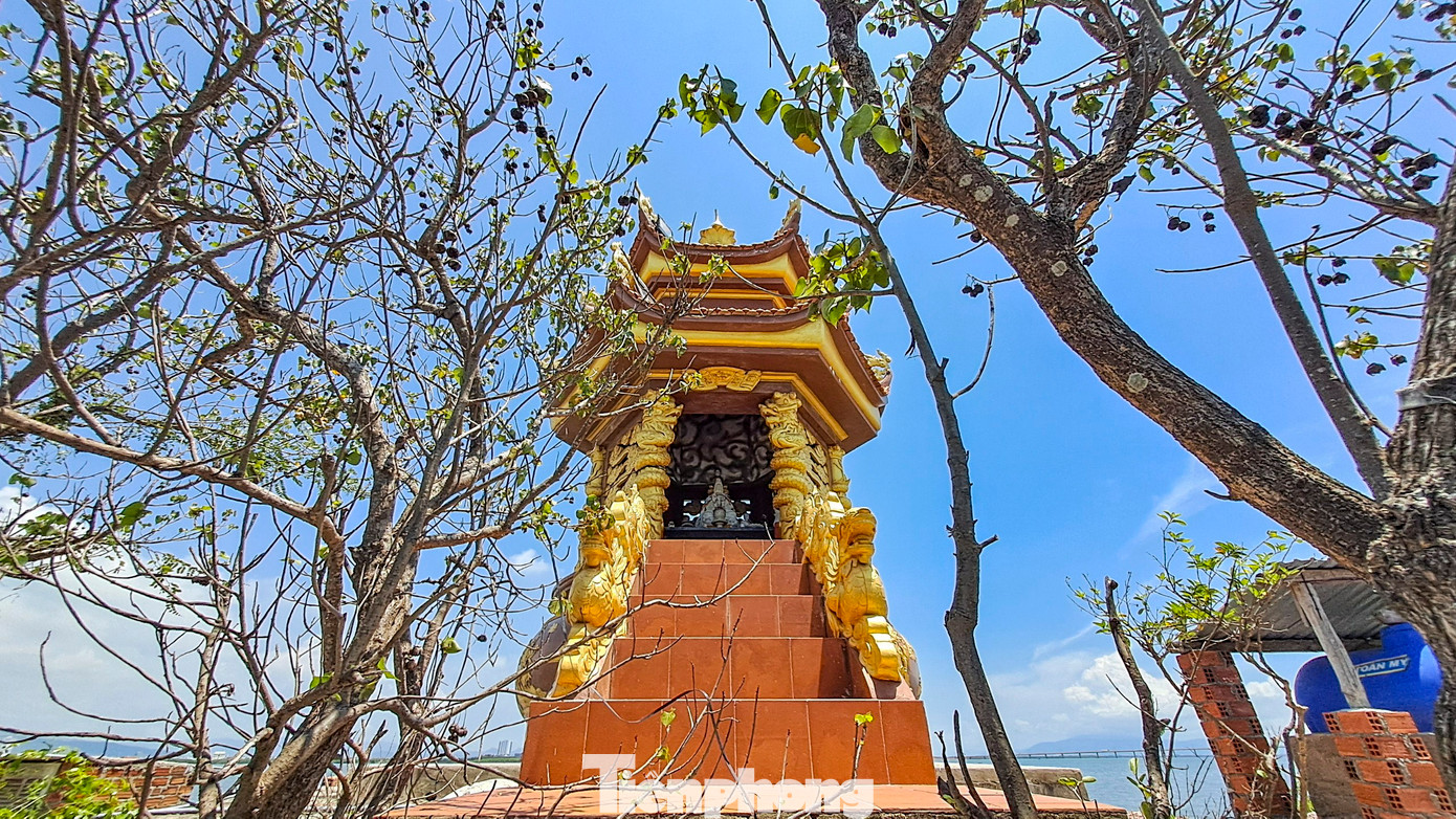 Tòa tháp chính nằm vị trí chính giữa, là điểm cao nhất của bãi đá. Ảnh: Trương Định.