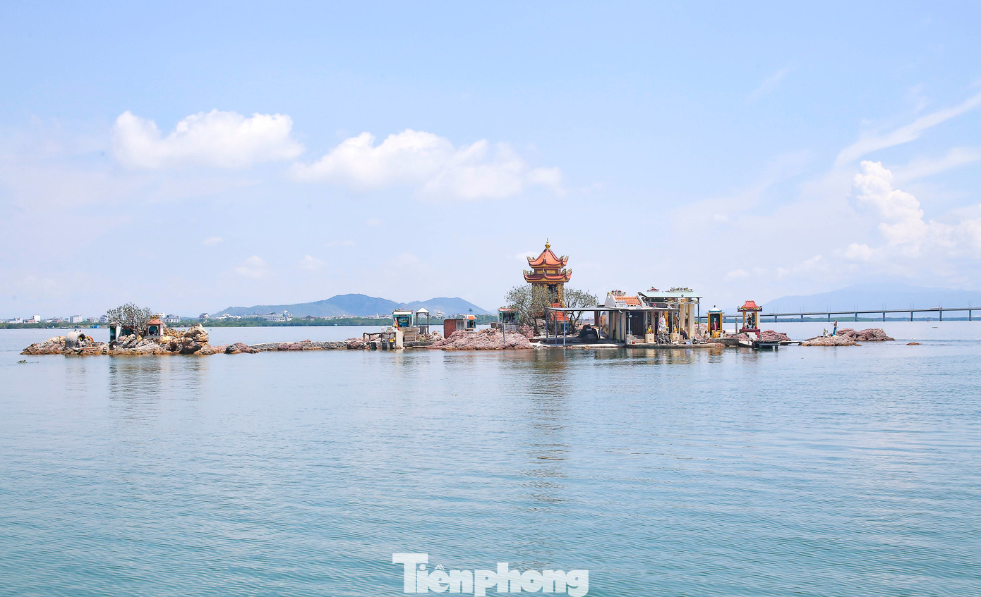 Nhìn từ xa, có một cụm đá nổi lên giữa đầm Thị Nại, đây cũng chính là vị trí của ngôi tháp có tên tháp Thầy Bói. Từ cảng cá Quy Nhơn, PV Tiền Phong di chuyển bằng thuyền máy, sau hơn 15 phút thì đến tháp. Ảnh: Trương Định.