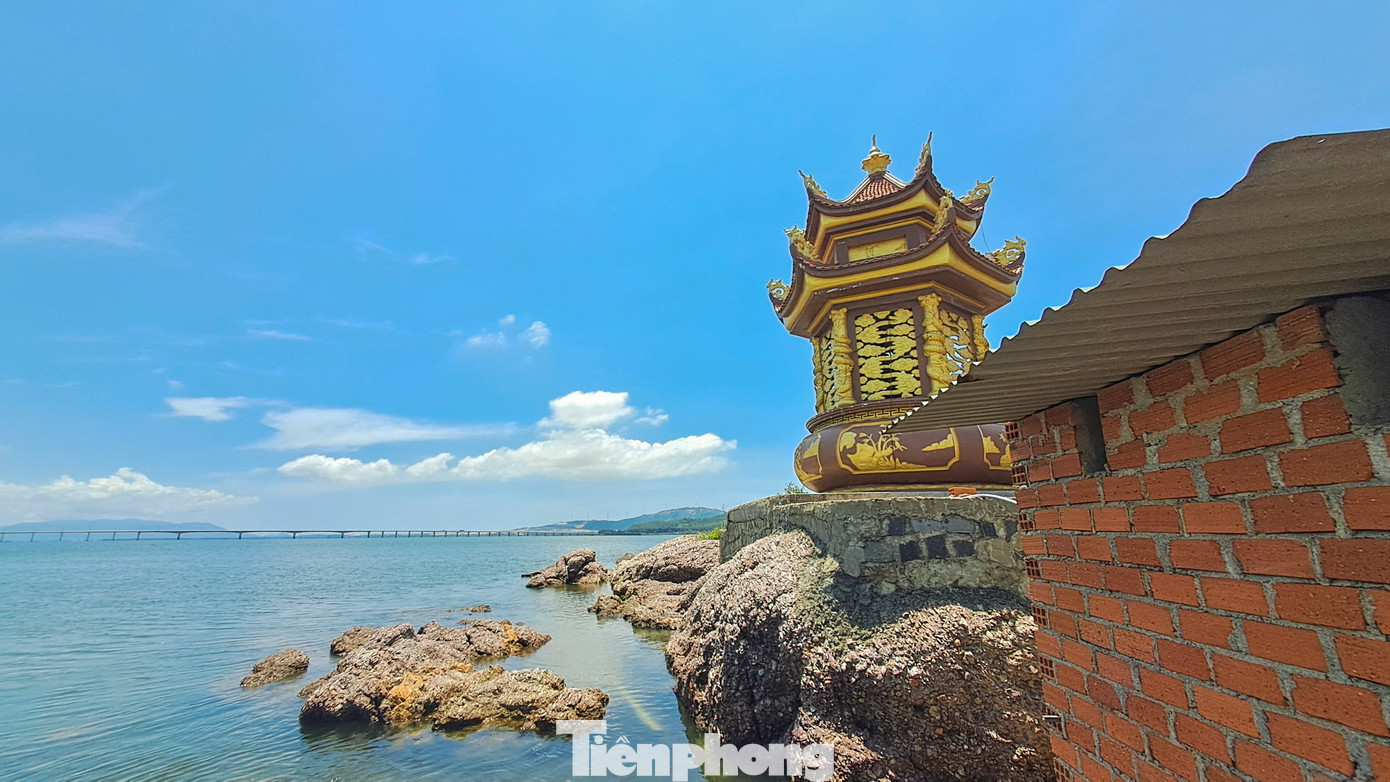 UBND TP. Quy Nhơn vừa có đề xuất xin cải tạo, nâng cấp tháp Thầy Bói gắn với cảnh quan khu vực xung quanh để hình thành nơi đây sản phẩm du lịch văn hóa tâm linh. Ảnh: Trương Định.