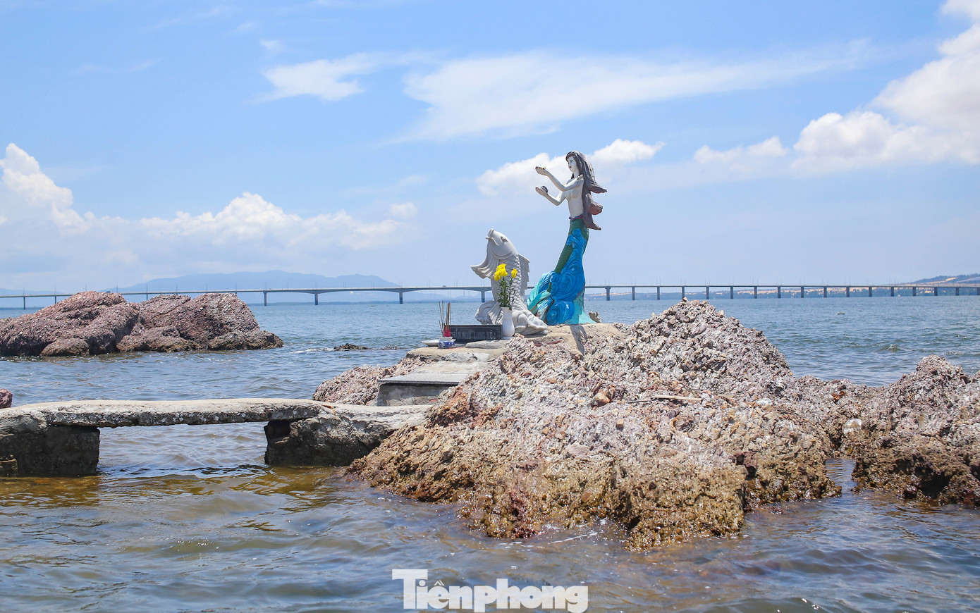 Dự án sẽ được thực hiện tại tháp Thầy Bói, gồm các hạng mục như xây dựng miếu thờ với diện tích 120 m2; sửa chữa miếu thờ hiện trạng với diện tích 24 m2; xây dựng tháp hóa vàng và bình phong với diện tích 6,25 m2; xây dựng nhà vệ sinh và bình phong với diện tích 13,5 m2; xây dựng 4 chòi nghỉ xung quanh tháp với diện tích 49 m2. Ảnh: Trương Định.