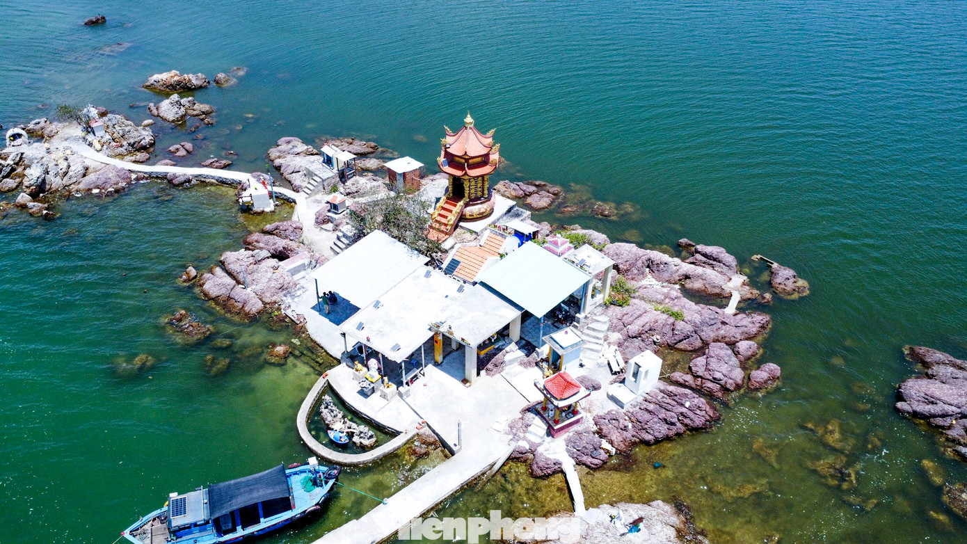 Đầm Thị Nại rộng tới hơn 5.000 ha. Tháp Thầy Bói nằm trên một bãi đá nổi giữa đầm. Ảnh: Trương Định.