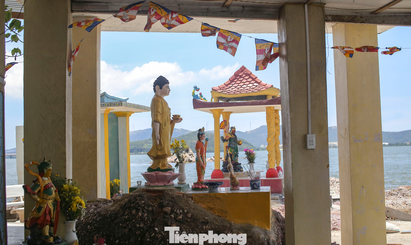 Dự án sẽ được thực hiện tại tháp Thầy Bói, gồm các hạng mục như xây dựng miếu thờ với diện tích 120 m2; sửa chữa miếu thờ hiện trạng với diện tích 24 m2; xây dựng tháp hóa vàng và bình phong với diện tích 6,25 m2; xây dựng nhà vệ sinh và bình phong với diện tích 13,5 m2; xây dựng 4 chòi nghỉ xung quanh tháp với diện tích 49 m2. Ảnh: Trương Định.