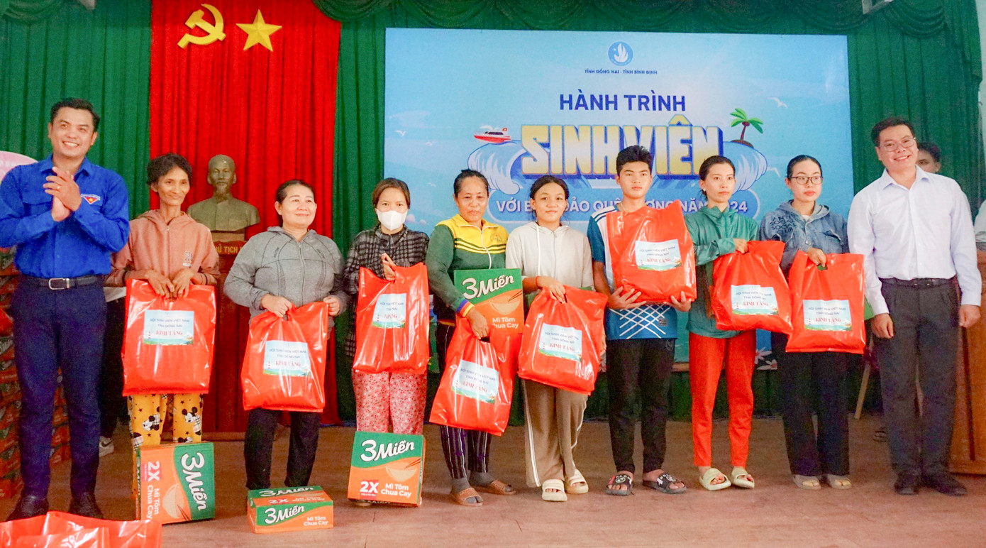 Tặng quà cho người dân có hoàn cảnh khó khăn ở xã Nhơn Châu tại hành trình "Sinh viên với biển, đảo Tổ quốc”. Tặng quà cho người dân có hoàn cảnh khó khăn ở xã Nhơn Châu tại hành trình "Sinh viên với biển, đảo Tổ quốc”.