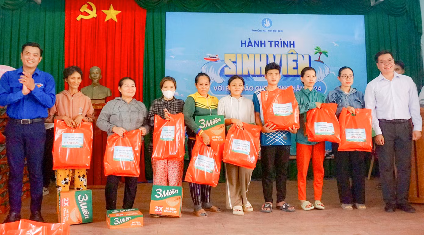 Tặng quà cho người dân có hoàn cảnh khó khăn ở xã Nhơn Châu tại hành trình "Sinh viên với biển, đảo Tổ quốc”. Tặng quà cho người dân có hoàn cảnh khó khăn ở xã Nhơn Châu tại hành trình "Sinh viên với biển, đảo Tổ quốc”.