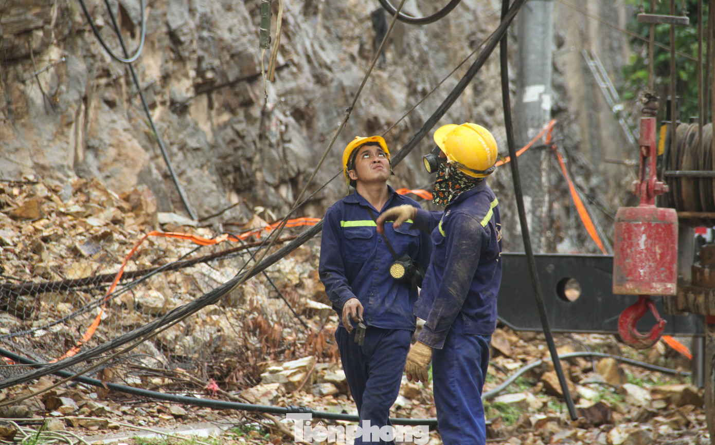 Công nhân hối hả trên công trường. (Ảnh: Trương Định)