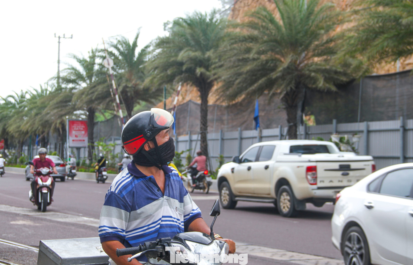 Sau sự cố, khu vực sát vách núi Bà Hỏa được rào chắn để đảm bảo an toàn cho người và phương tiện lưu thông bên dưới. Tuy nhiên, việc chậm khắc phục sạt lở và rào chắn một bên đường đã gây cản trở giao thông, đặc biệt là giờ cao điểm vì đây là khu vực cửa ngõ dẫn vào TP. Quy Nhơn. Người dân cũng mong muốn dự án sớm được hoàn thành để trả lại hiện trường. (Ảnh: Trương Định)