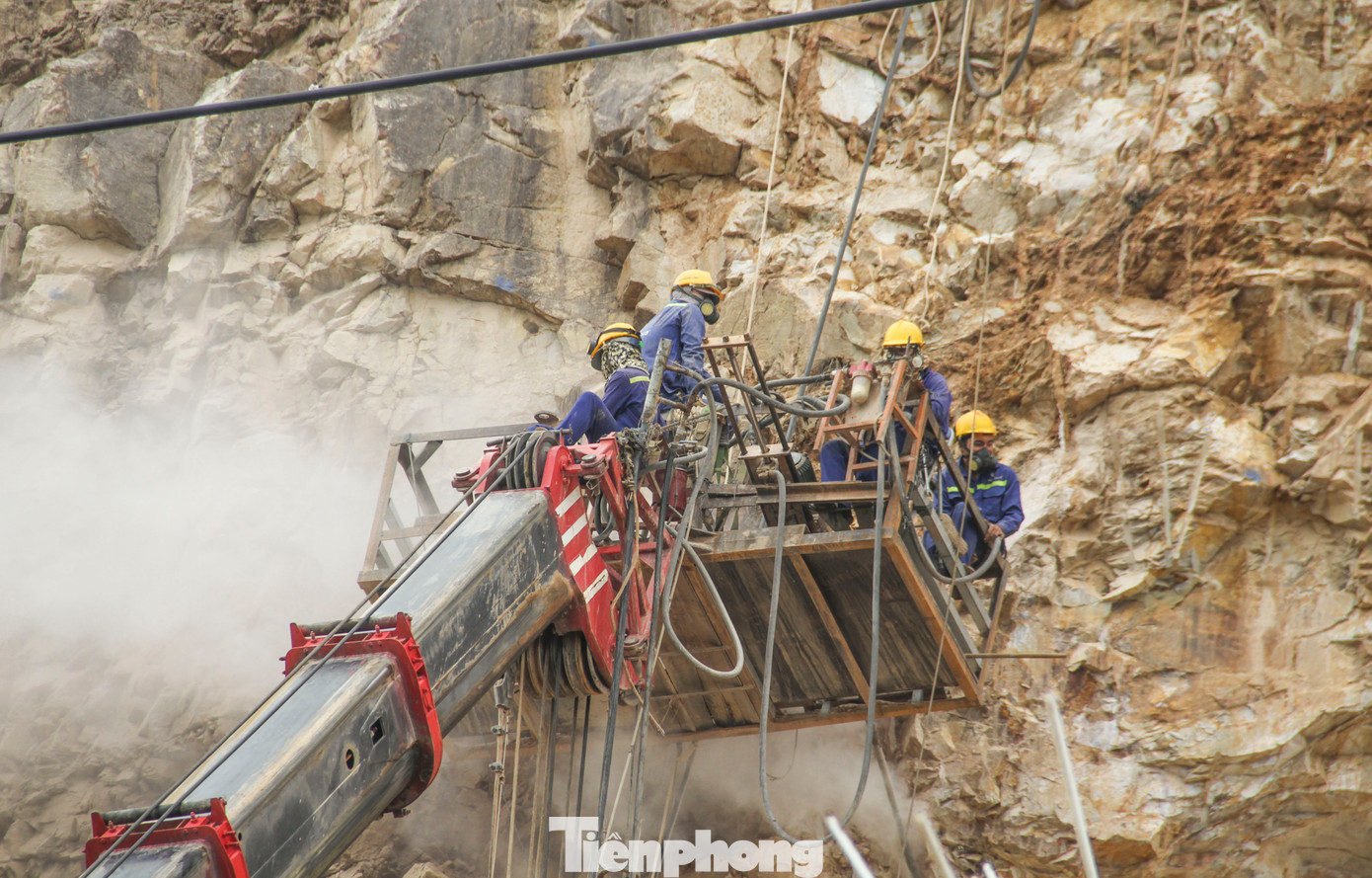 Những ngày qua, đơn vị thi công huy động 4 - 5 đội với khoảng 30 người để triển khai các công việc khắc phục sạt lở núi Bà Hỏa, và duy trì làm việc tới 9 giờ tối mỗi ngày. Theo một vị chỉ huy tại công trường, số lượng mũi khoan hiện tại đã đạt được khoảng 97% (tổng số mũi khoan cần thực hiện là 1.924 mũi). (Ảnh: Trương Định)