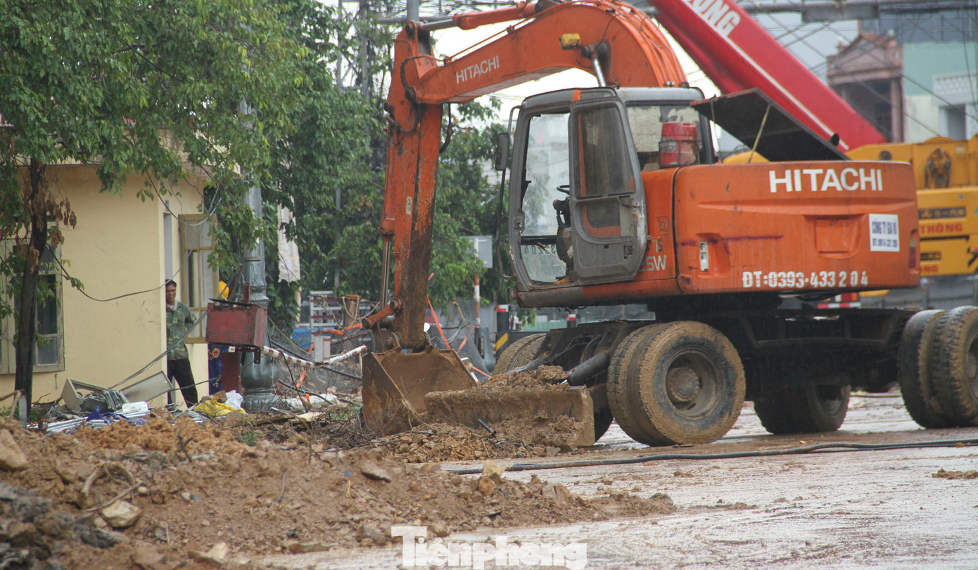 Bên cạnh đó, đơn vị thi công tiến hành cho dọn dẹp vệ sinh mặt đường bên trong dự án. (Ảnh: Trương Định)