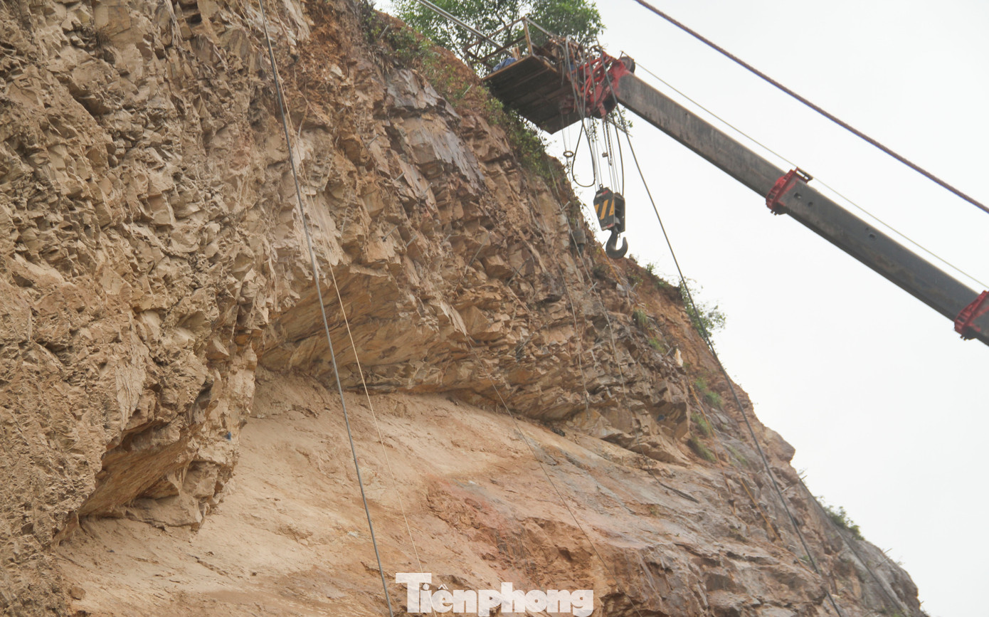 Như Tiền Phong đưa tin, tháng 10/2021, một mảng núi Bà Hỏa đoạn đường Nguyễn Tất Thành tại cửa ngõ vào TP. Quy Nhơn bất ngờ sạt lở. Đất, đá đổ xuống mặt đường làm 3 người bị thương. Tháng 3 vừa qua, UBND tỉnh Bình Định phê duyệt dự án khắc phục sạt lở mái ta luy vách núi Bà Hỏa, kinh phí gần 62 tỷ đồng, do UBND TP. Quy Nhơn làm chủ đầu tư. (Ảnh: Trương Định)