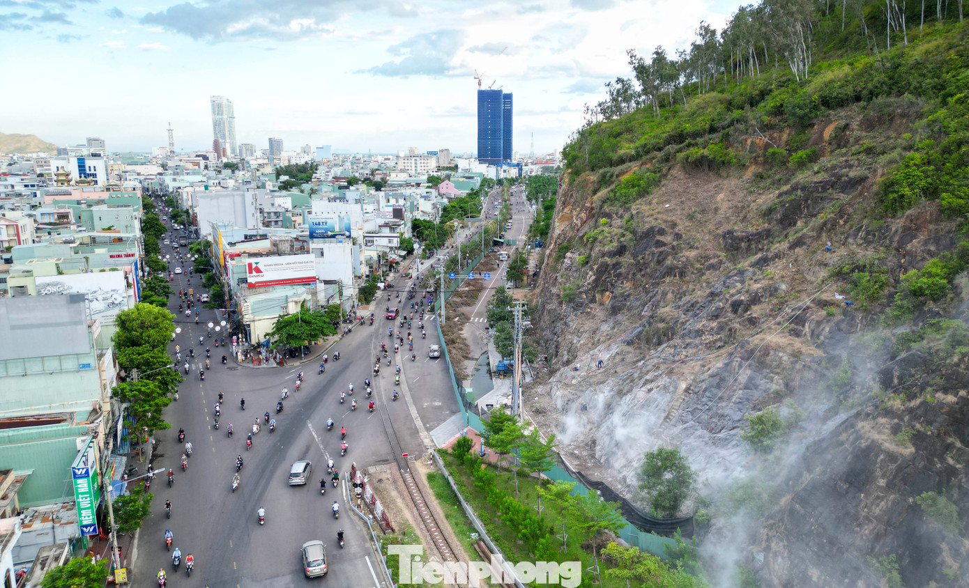 Núi Bà Hỏa ngay cửa ngõ dẫn vào TP. Quy Nhơn. (Ảnh: Nguyễn Minh Thọ)