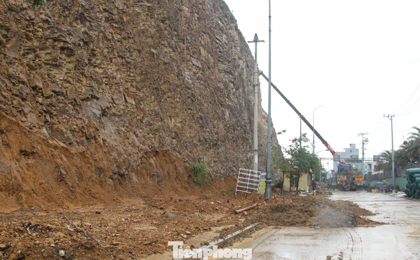 “Hiện tại các vật tư chính như đinh neo, lưới thép sức kháng cao cũng đã nhập về và tập kết tại hiện trường. Chúng tôi đang cố gắng để hoàn thành kịp tiến độ”, vị chỉ huy tại hiện trường nói.