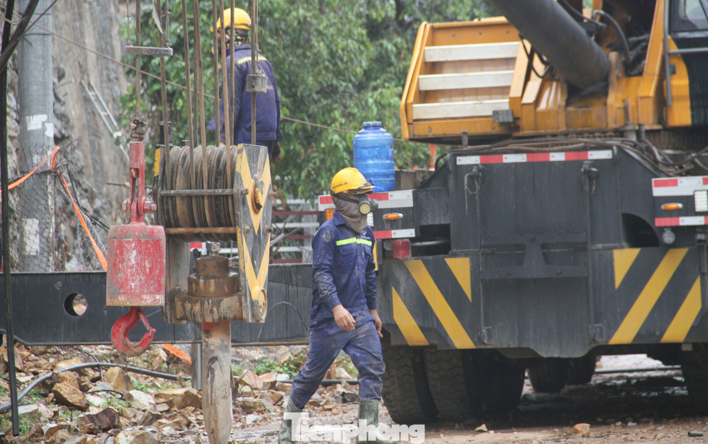 Về công tác đảm bảo an toàn, theo vị chỉ huy tại hiện trường, việc này luôn được đơn vị đặt lên hàng đầu. (Ảnh: Trương Định)