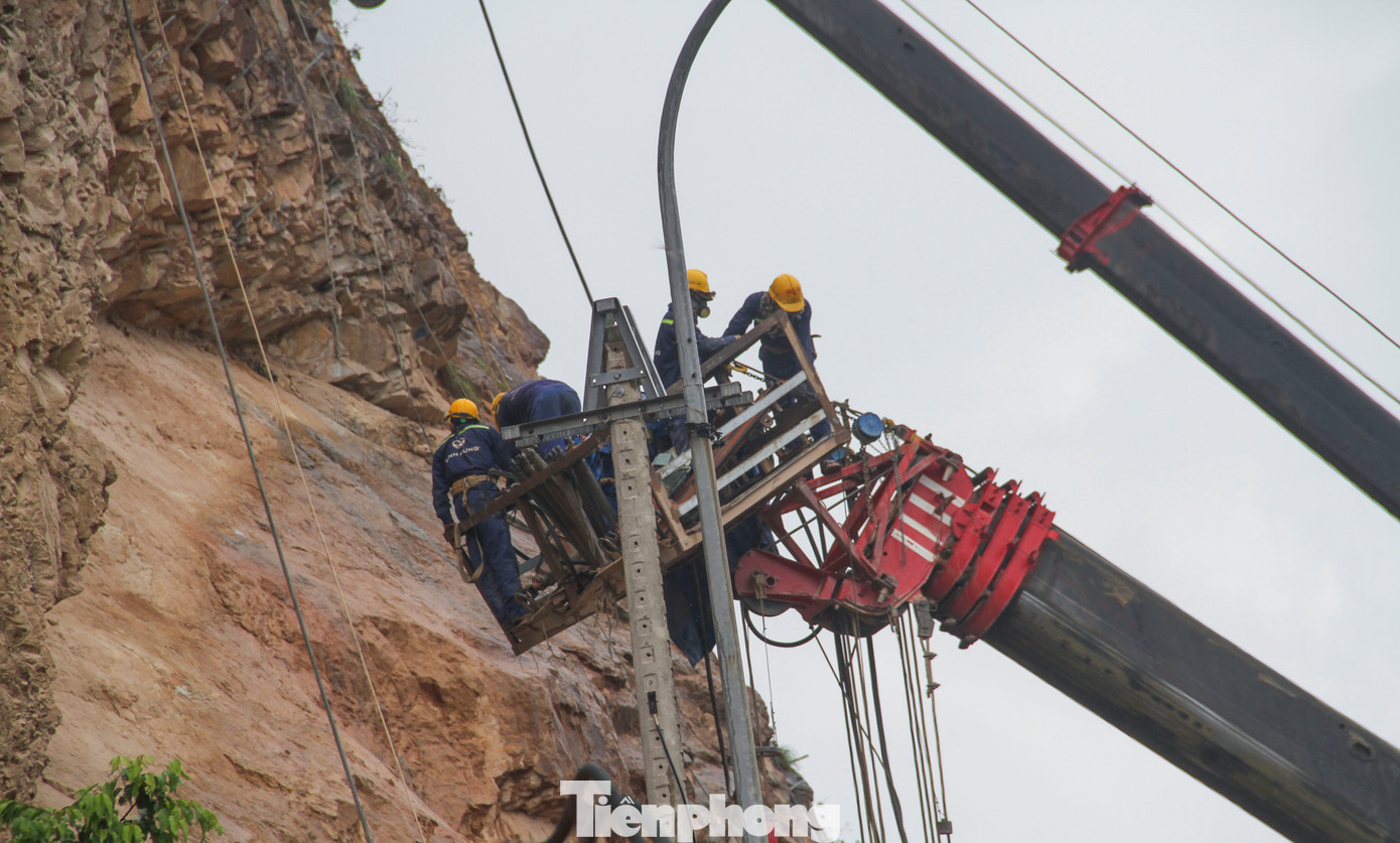 Tại vị trí sạt lở chính đơn vị thi công sẽ cho gia cố bằng mũi khoan 8,3m và sẽ thảm 2 lớp lưới thép sức kháng cao; còn vị trí xung quanh sẽ cho gia cố bằng mũi khoan 5,3m và 1 lớp lưới thép sức kháng cao. Diện tích lưới trải ra gần 8.000m2. (Ảnh: Trương Định)
