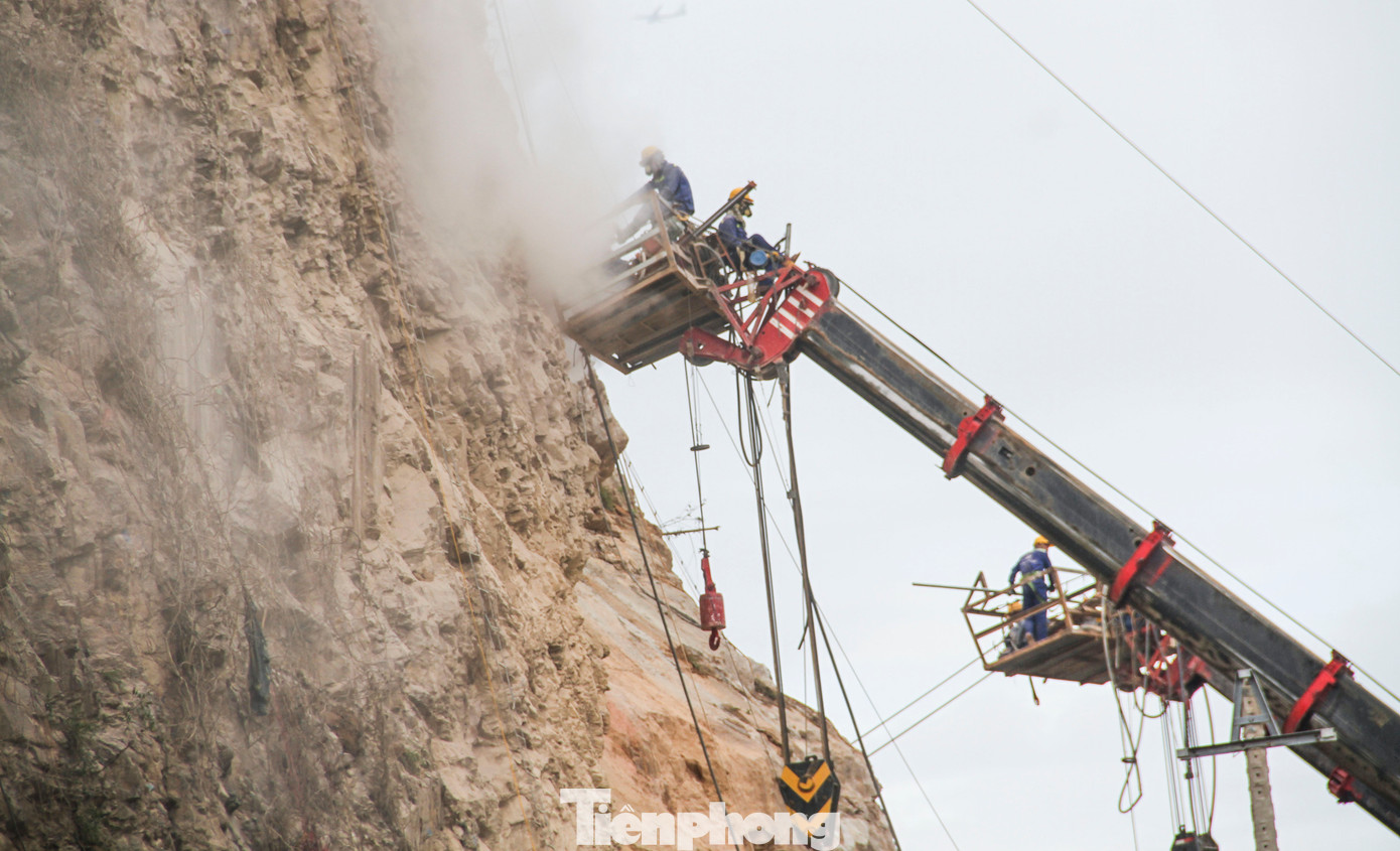Theo vị này, bình quân thời gian để thực hiện được 1 mũi khoan là khoảng 1,5 giờ đồng hồ. Tiến độ thực hiện khoảng 50 lỗ khoan 1 ngày. Ngoài sử dụng 2 máy cẩu chính để khoan thì đơn vị còn sử dụng 1 số giàn khoan phụ khác để cố gắng hoàn thành kịp tiến độ. (Ảnh: Trương Định)