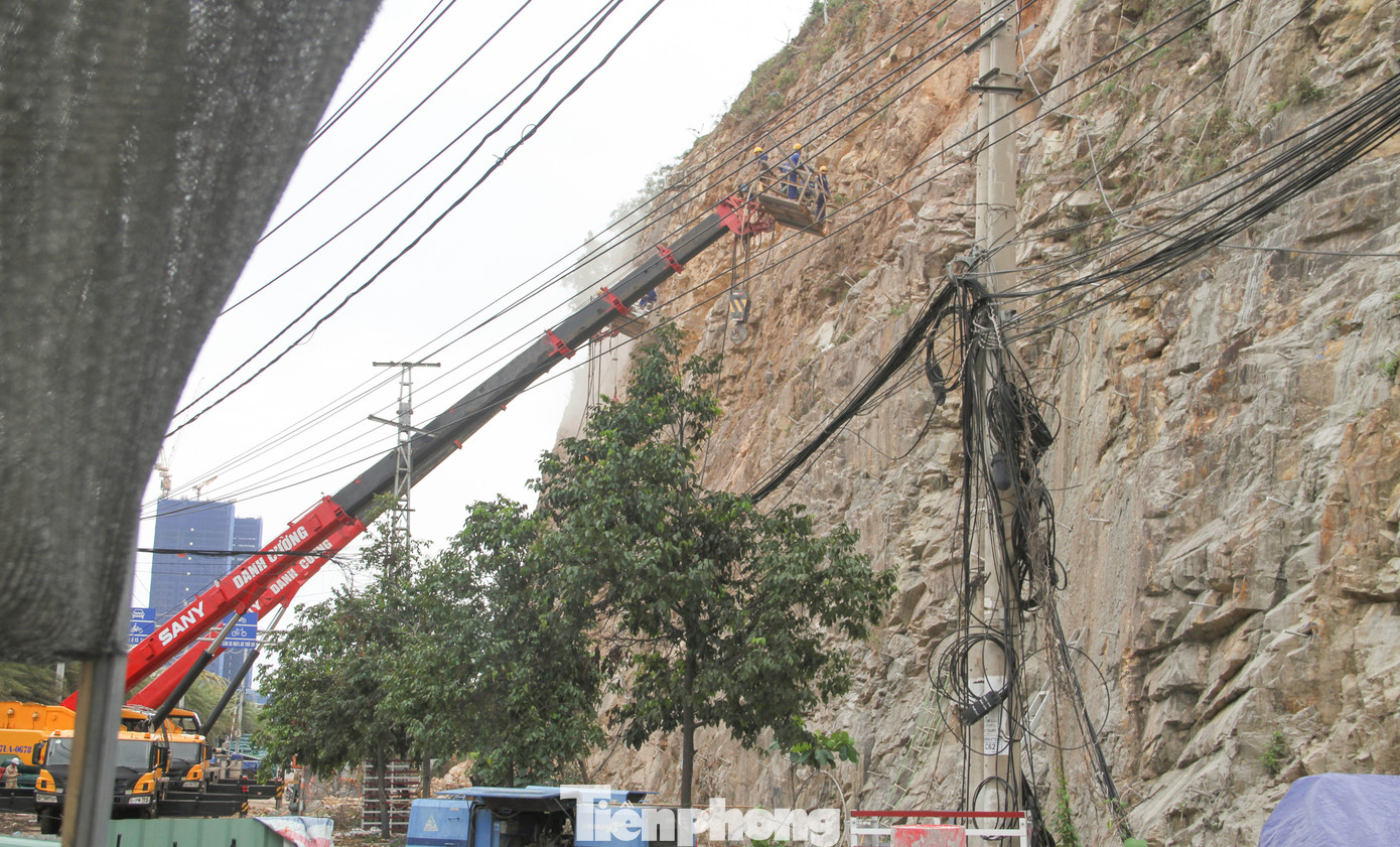 Trao đổi với Tiền Phong, ông Trần Văn Hậu - Phó Giám đốc BQL Dự án đầu tư xây dựng và phát triển quỹ đất TP. Quy Nhơn cho biết, đang đôn đốc đơn vị thi công đẩy nhanh tiến độ dự án để kịp hoàn thành trước mùa mưa năm nay. (Ảnh: Trương Định)