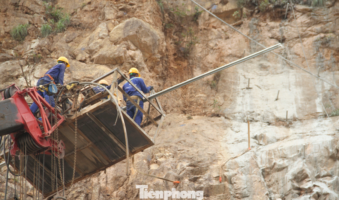 Cũng theo vị chỉ huy tại hiện trường, đơn vị đang cho tăng ca, tăng số lượng công nhân để thi công kịp tiến độ. Các lỗ khoan sau khi được khoan xong đơn vị tiến hành cho lắp đinh neo, số lượng hiện tại cũng được đạt khoảng hơn 50%. (Ảnh: Trương Định)