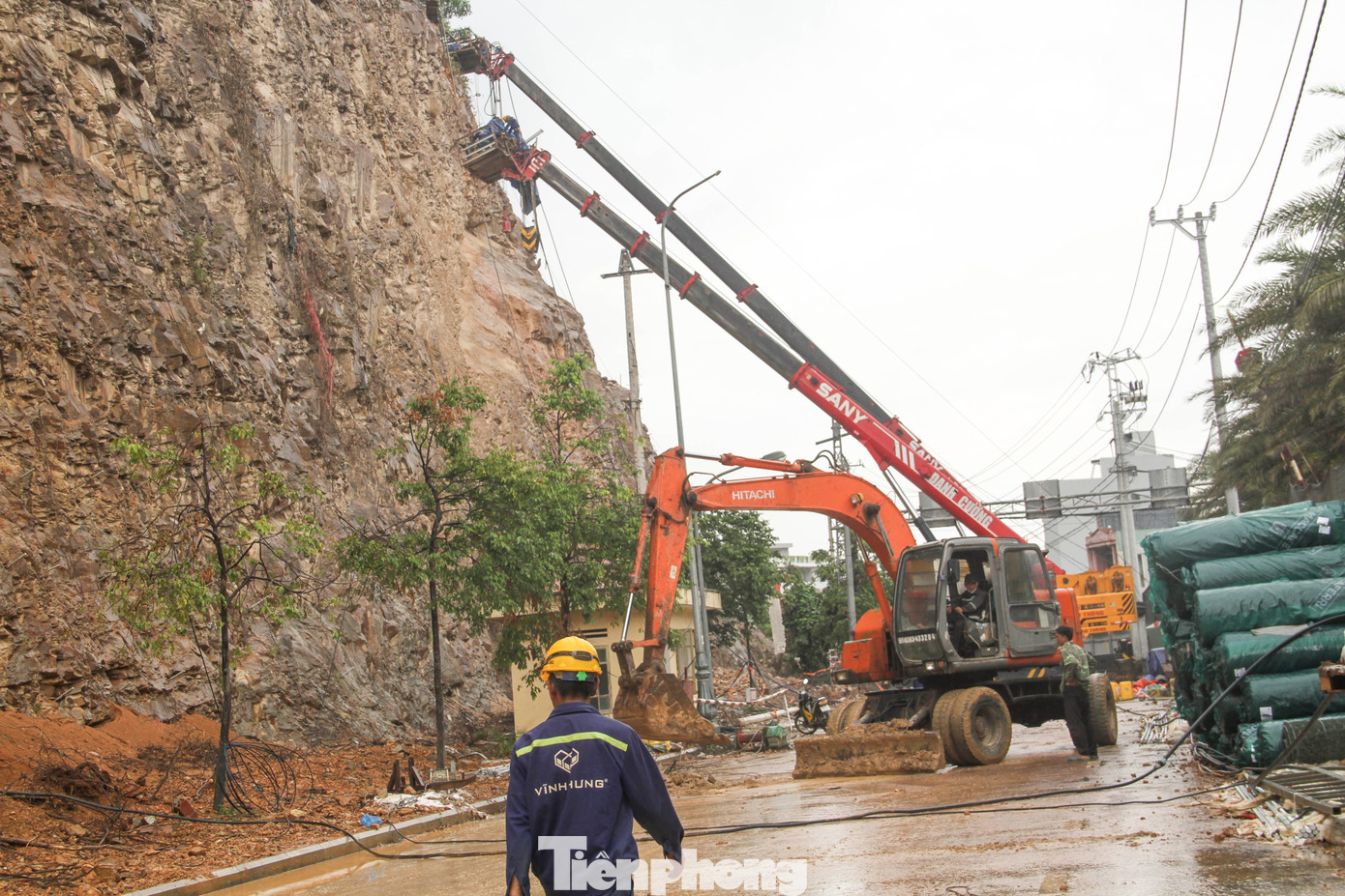 Theo ghi nhận của phóng viên, tại vị trí sạt lở chính đơn vị thi công huy động 2 máy cẩu loại 50 tấn tiến hành khoan neo. (Ảnh: Trương Định)