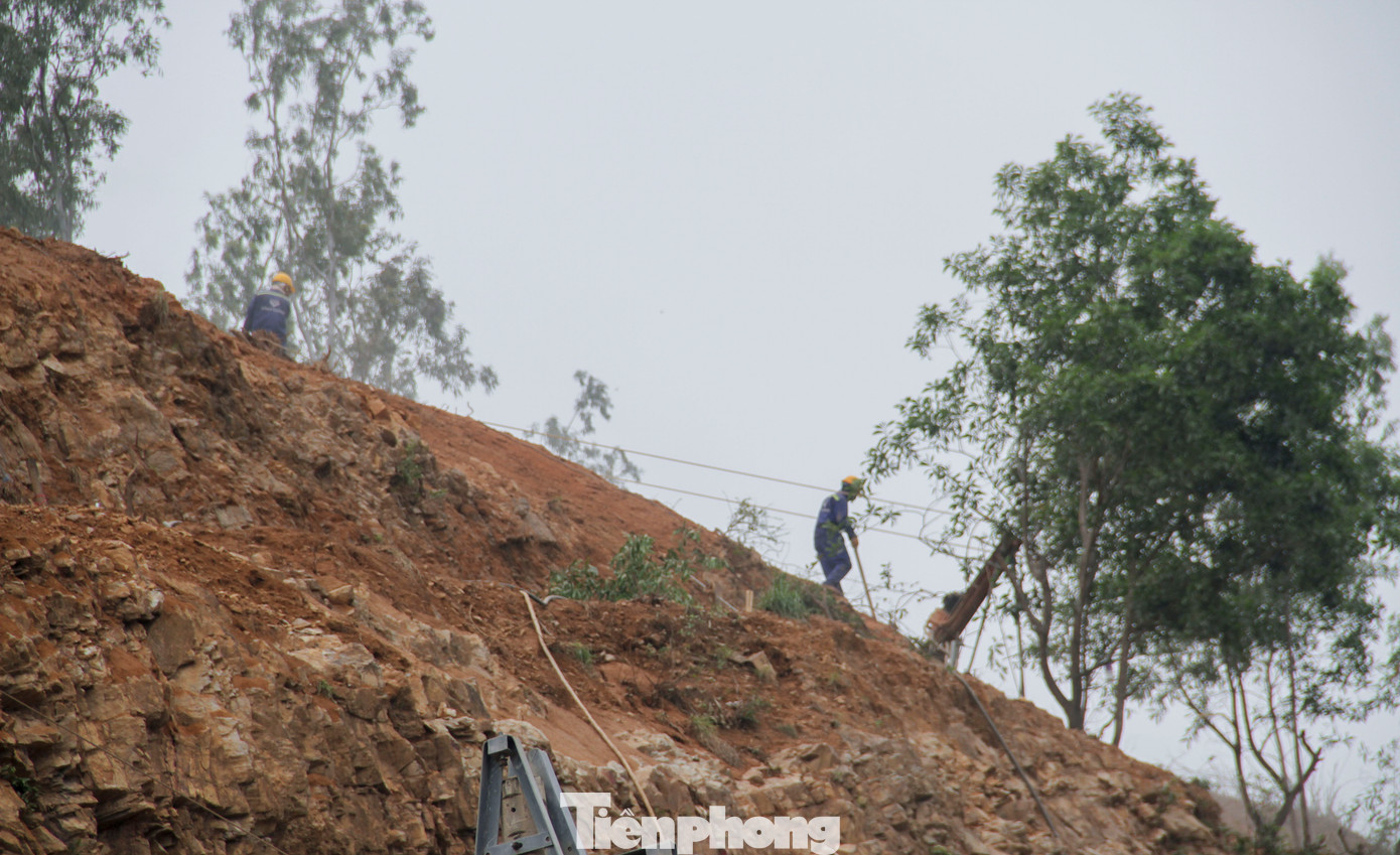 Hiện tại, đơn vị thi công cũng đang tiến hành thi công hệ thống thoát nước rãnh trên đỉnh, phần việc này cơ bản cũng sắp hoàn thành để cho đổ bê tông. (Ảnh: Trương Định)