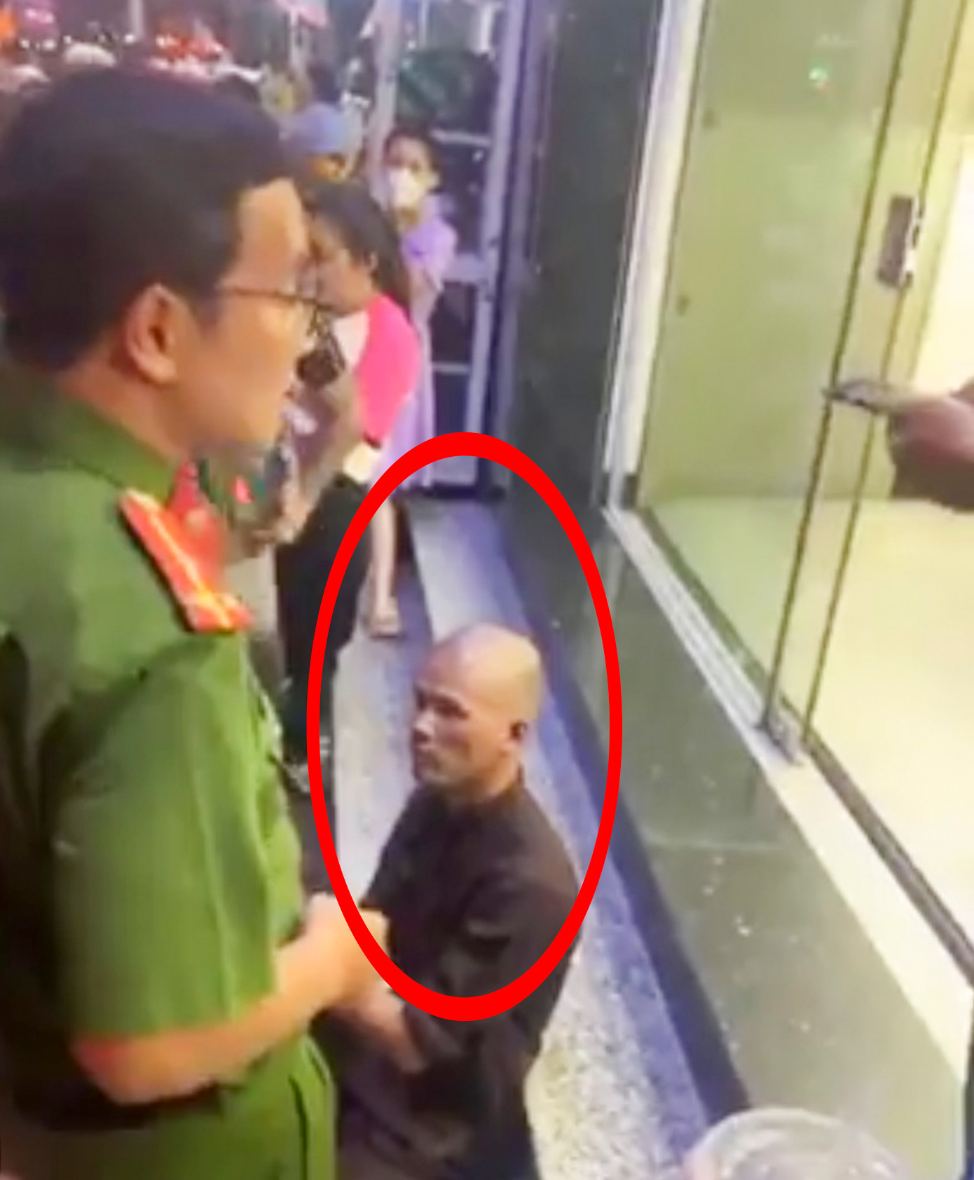 Thời điểm gây ra sự việc, người Nguyễn Văn Sỹ cạo đầu trọc và mang đồng phục màu nâu. (Ảnh cắt từ clip) Thời điểm gây ra sự việc, người Nguyễn Văn Sỹ cạo đầu trọc và mang đồng phục màu nâu. (Ảnh cắt từ clip)