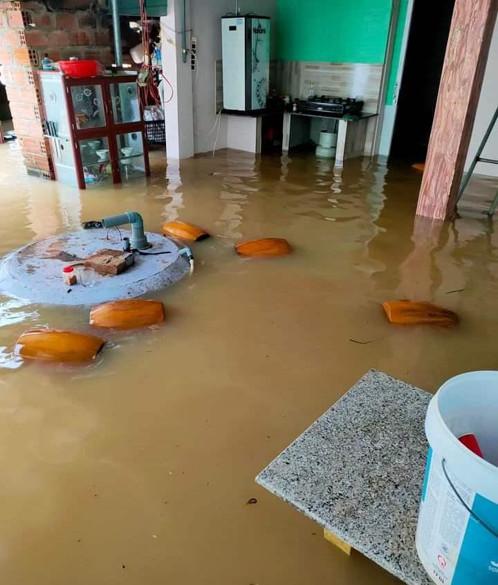 Nước tràn vào nhà dân. Ảnh: A.K Nước tràn vào nhà dân. Ảnh: A.K