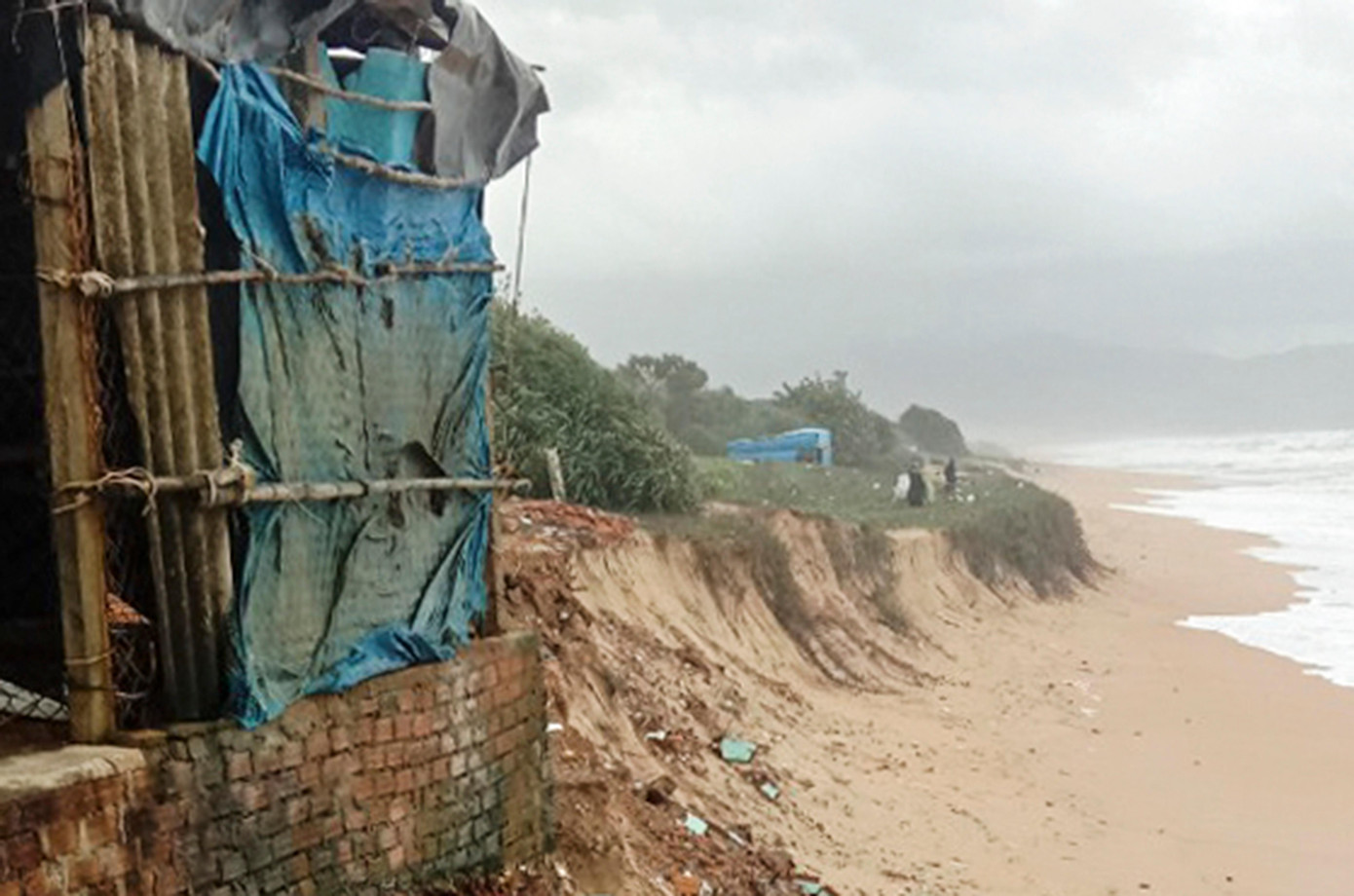 Bờ biển bị sóng đánh, sạt lở ăn sâu vào khu vực dân cư. Bờ biển bị sóng đánh, sạt lở ăn sâu vào khu vực dân cư.