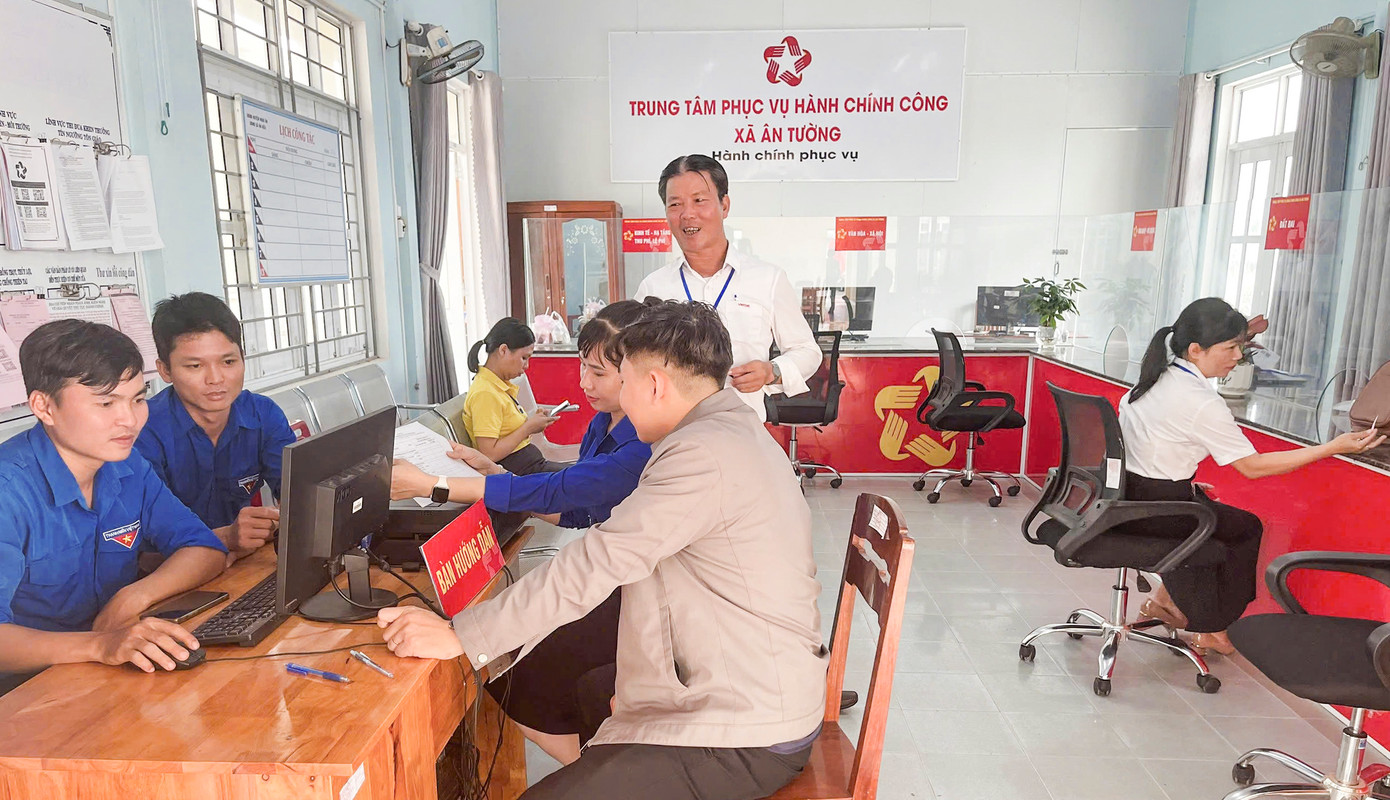 Theo ghi nhận của PV, tại Bộ phận Một cửa cấp xã mới, không khí làm việc diễn ra khá nhộn nhịp. Bên cạnh đội ngũ cán bộ công chức xã, sự xuất hiện của các bạn ĐVTN mặc áo xanh tình nguyện đã tạo nên hình ảnh đẹp, giúp người dân yên tâm hơn khi đến làm thủ tục.