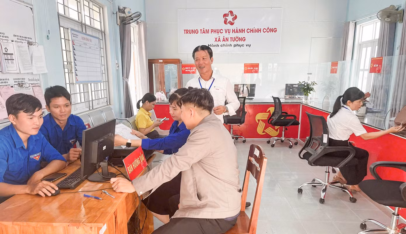Theo ghi nhận của PV, tại Bộ phận Một cửa cấp xã mới, không khí làm việc diễn ra khá nhộn nhịp. Bên cạnh đội ngũ cán bộ công chức xã, sự xuất hiện của các bạn ĐVTN mặc áo xanh tình nguyện đã tạo nên hình ảnh đẹp, giúp người dân yên tâm hơn khi đến làm thủ tục.