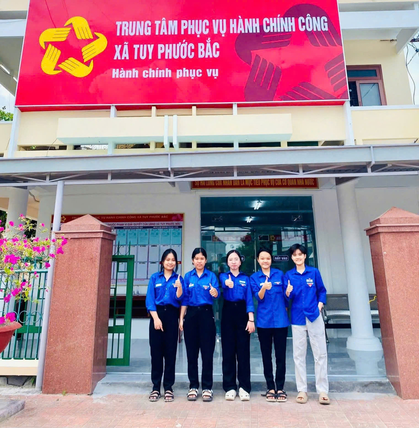 Bà Huỳnh Thị Thanh Nguyệt - Bí thư xã Tuy Phước Bắc (tỉnh Gia Lai) chia sẻ, sự đồng hành của lực lượng ĐVTN trong những ngày đầu đi vào hoạt động của chính quyền xã mới là vô cùng quan trọng. Các bạn không chỉ hỗ trợ kỹ thuật, hướng dẫn người dân kê khai hồ sơ trực tuyến, mà còn lan tỏa tinh thần tích cực, thân thiện và chuyên nghiệp trong cải cách hành chính. Đảng ủy và chính quyền xã rất ghi nhận và đánh giá cao vai trò của thanh niên trong việc đưa chính quyền số đến gần hơn với người dân.