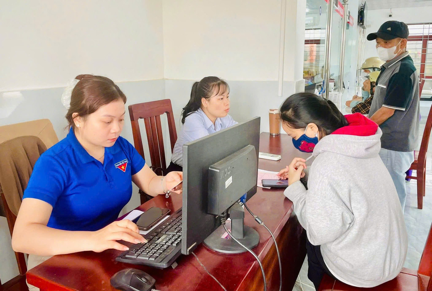 Ông Trần Văn Phương (56 tuổi, xã Tuy Phước Bắc) cho biết: “Trước đây, tôi rất ngại làm thủ tục qua mạng vì không rành máy tính, nhưng hôm nay có mấy cháu thanh niên hướng dẫn tận tình nên công việc diễn ra rất nhanh chóng&quot;.