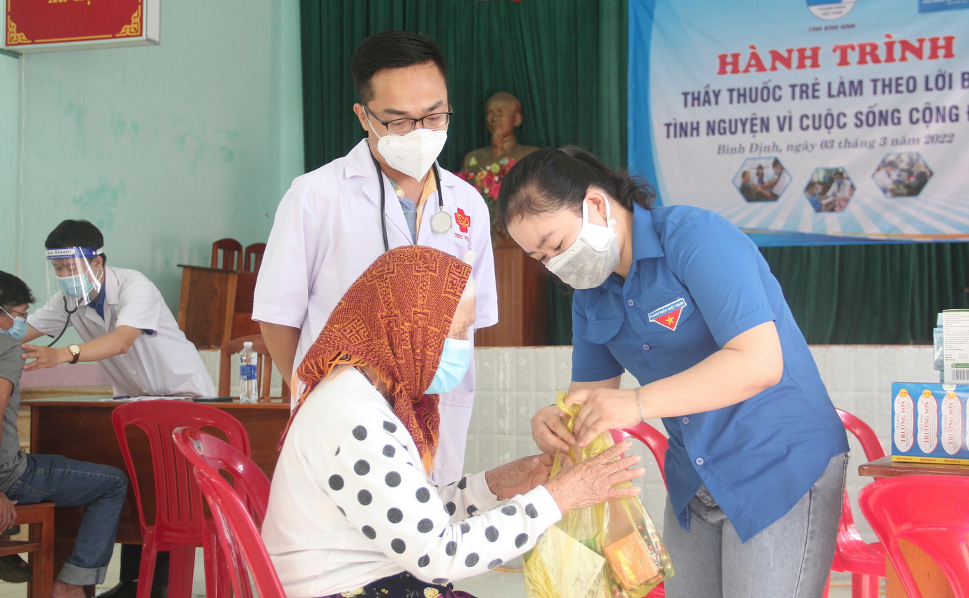 Tổ chức khám bệnh phát thuốc miễn phí cho người dân. Ảnh: Trương Định