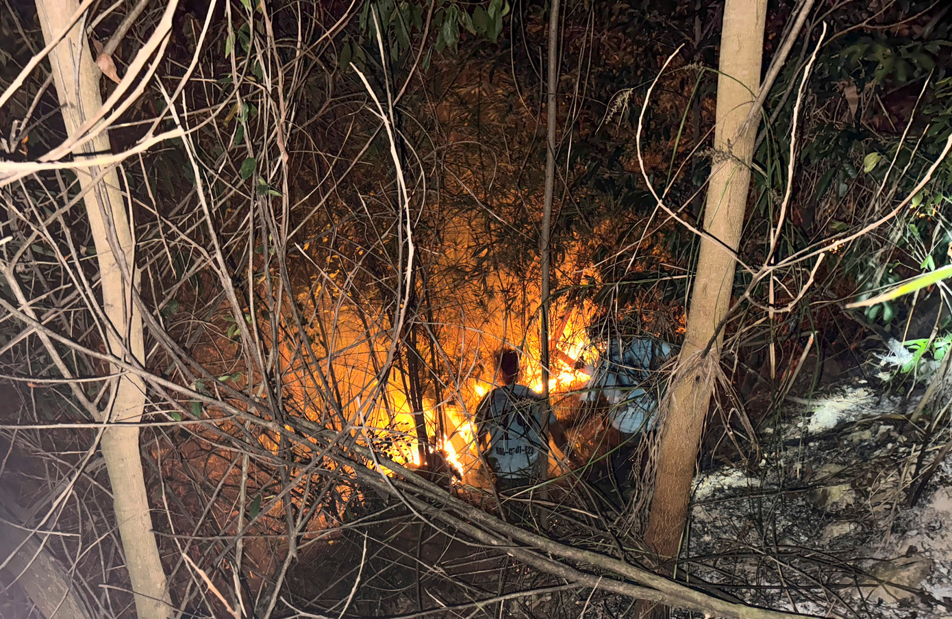 Các lực lượng xuyên đêm chữa cháy rừng. Ảnh: A.Q Các lực lượng xuyên đêm chữa cháy rừng. Ảnh: A.Q